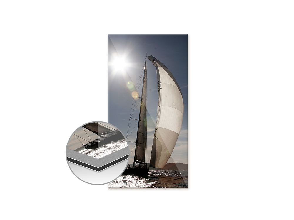 Das Bild zeigt ein Segelboot, das mit dem Wind fährt, während die Sonne auf das Wasser scheint und Lichtreflexe erzeugt.