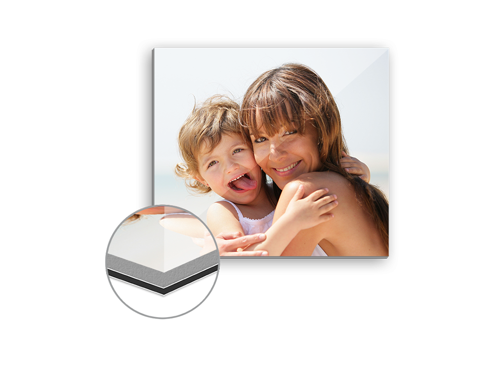 Mutter und Tochter lachen fröhlich am Strand auf einem Gallery-Print, der sommerliche Familienmomente festhält.