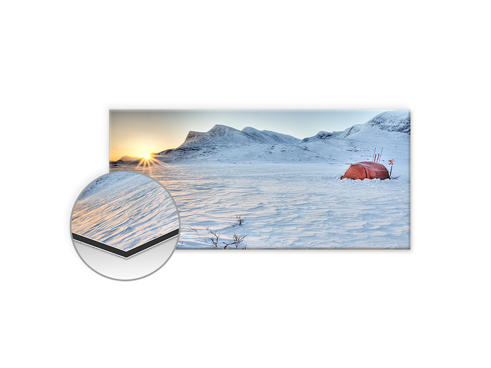 Das Bild zeigt ein Winter-Landschaftsbild mit einem Zelt, umgeben von verschneiten Hügeln und einem klaren Himmel.