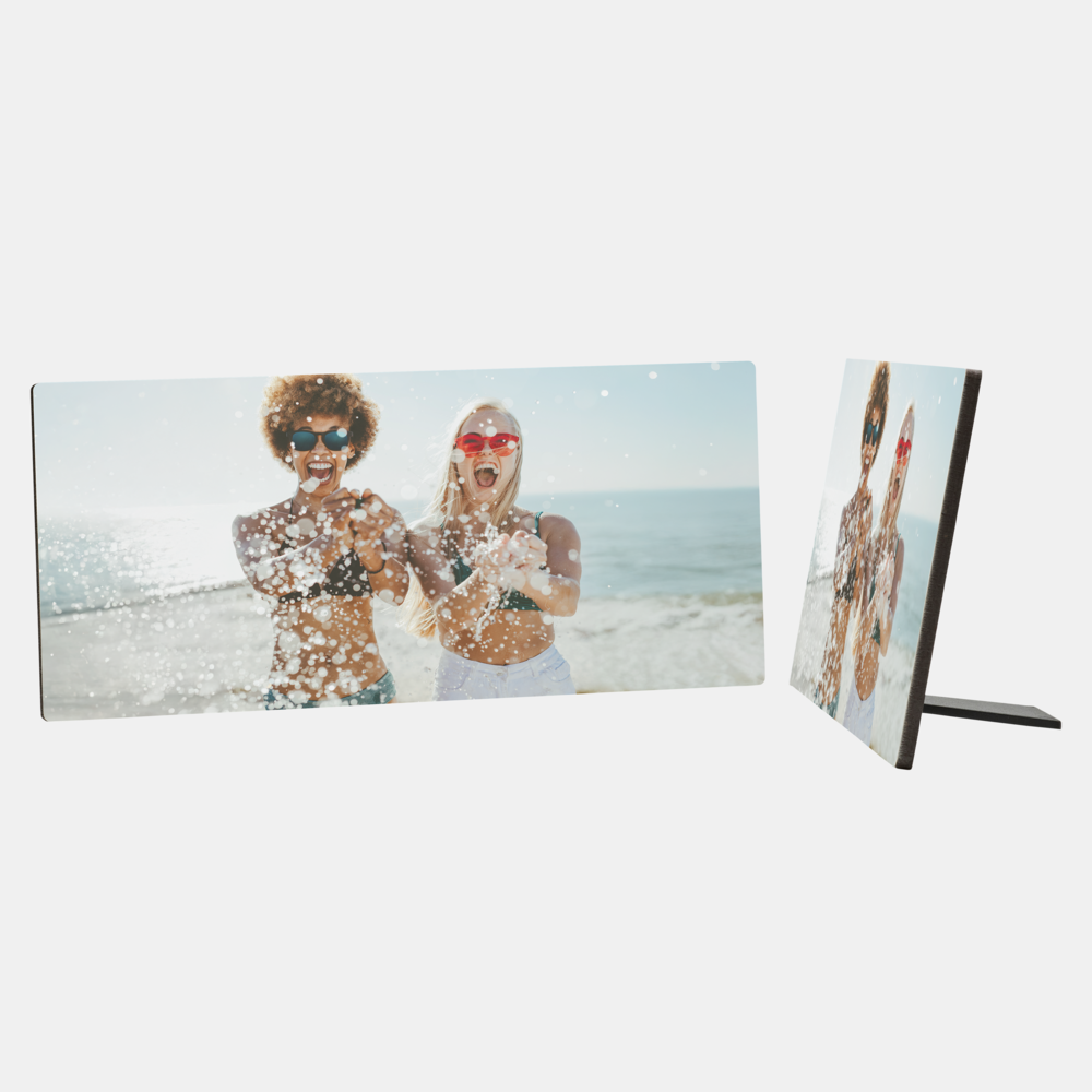 Der Fotoaufsteller 29 x 13 cm zeigt zwei Freundinnen mit Sonnenbrillen am sonnigen Strand.