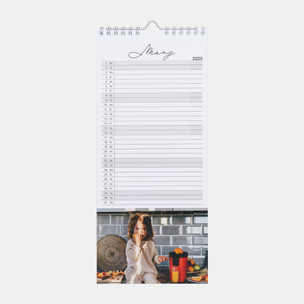 Auf dem 13x30 cm Küchenkalender im Hochformat ist ein Kind mit Saft und Obst im Digitaldruck zu sehen.
