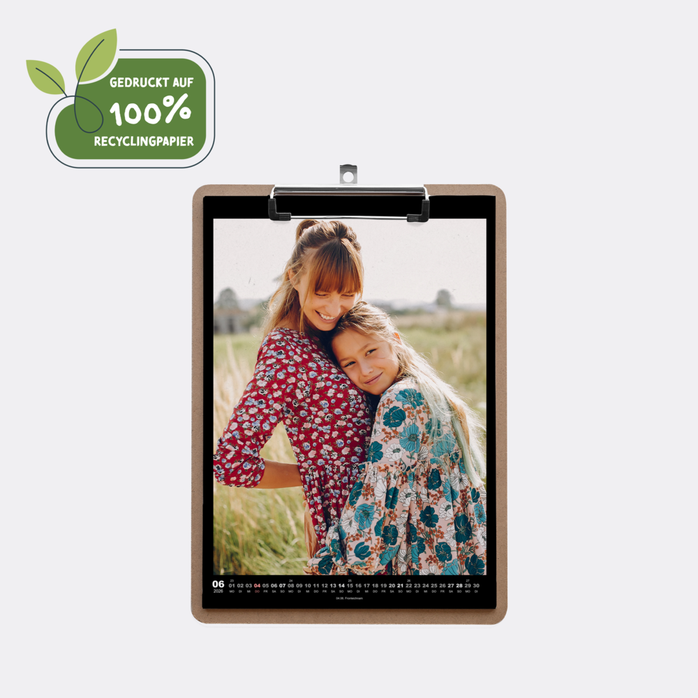 Nachhaltiger A4 Hochformat-Klemmbrettkalender mit Foto zweier lachender Frauen im Grünen, 100 % Recyclingpapier.
